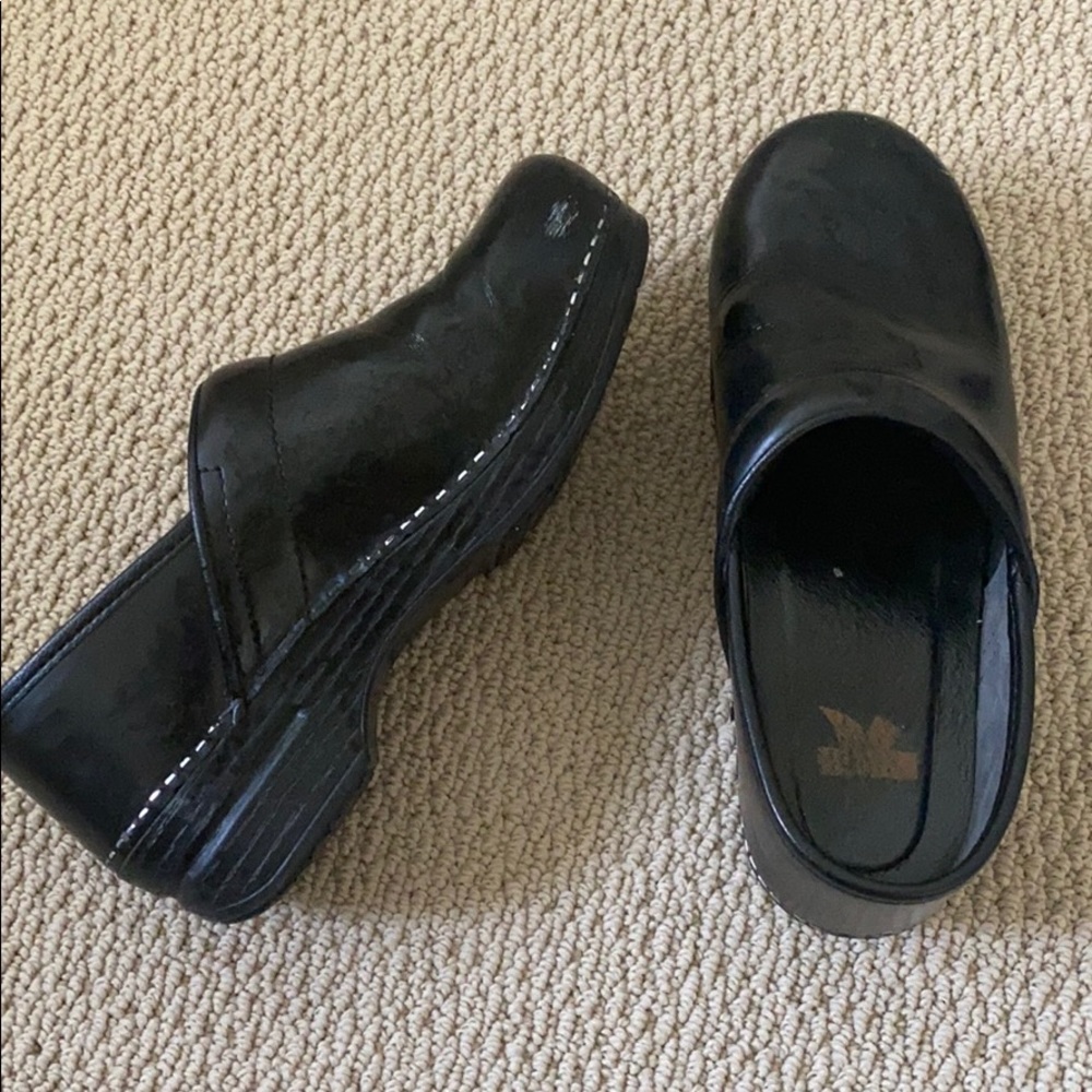 Black dansko clogs